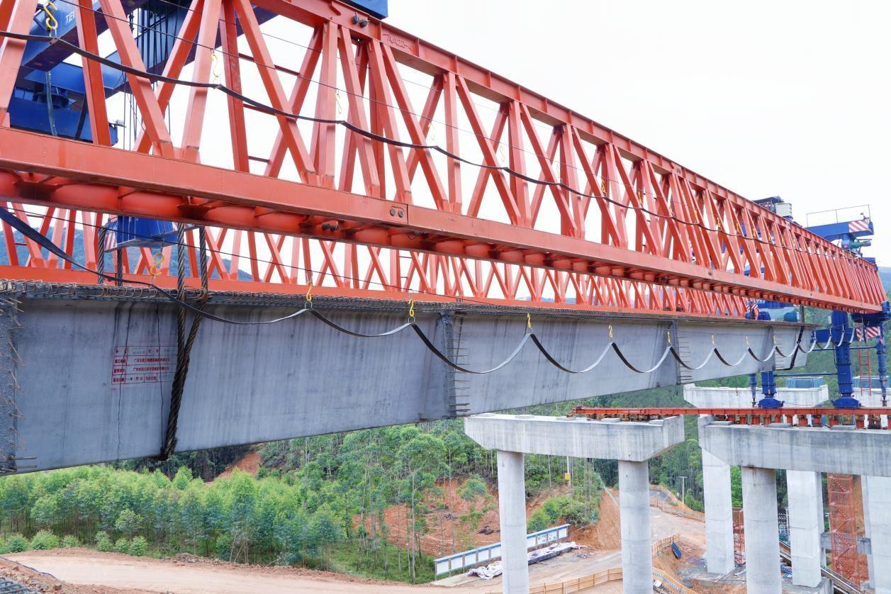 【广西】巴羌高速全线首片预制箱梁顺利架设__中国交通新闻网