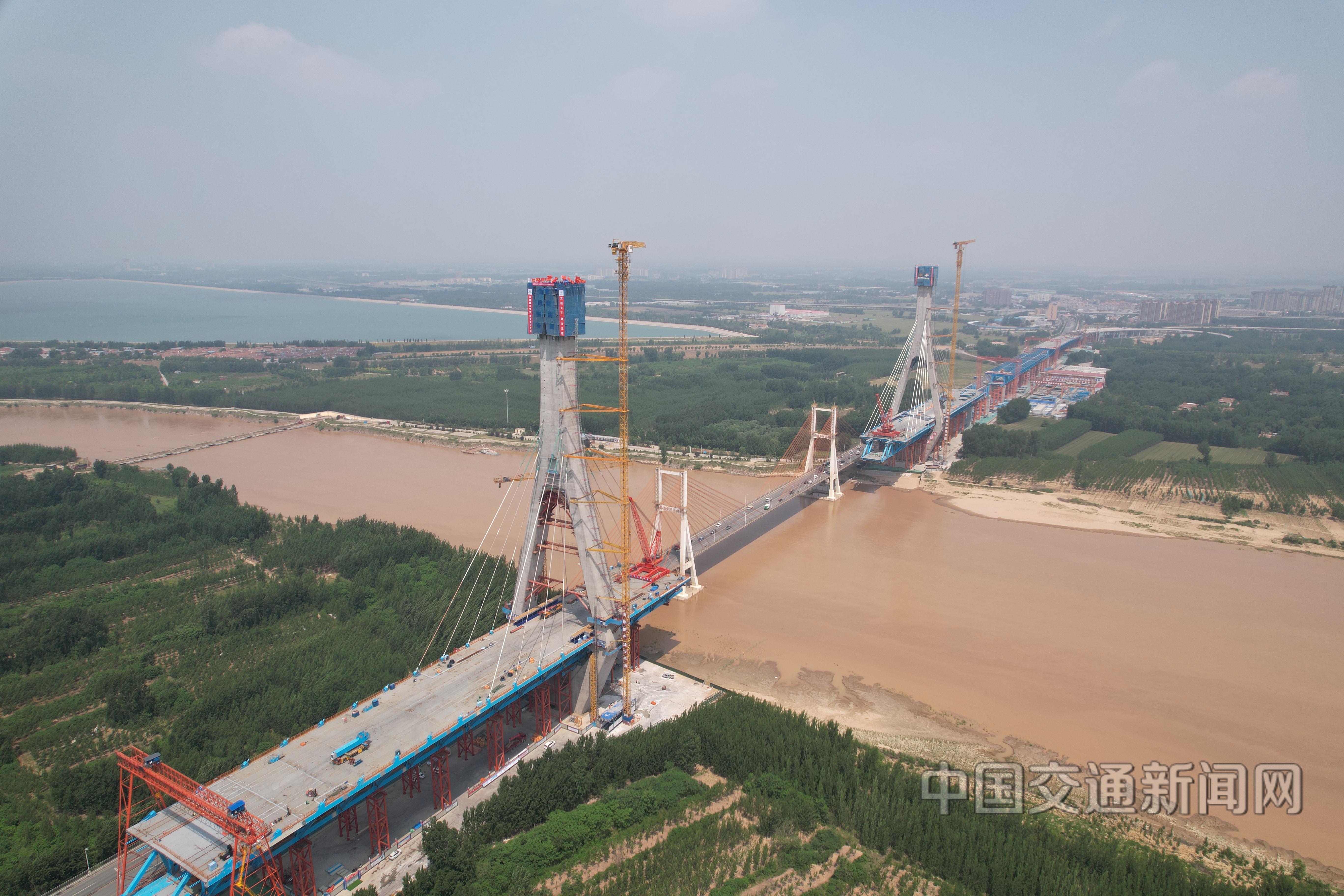 67104国道京岚线济南黄河大桥主塔封顶__中国交通新闻网