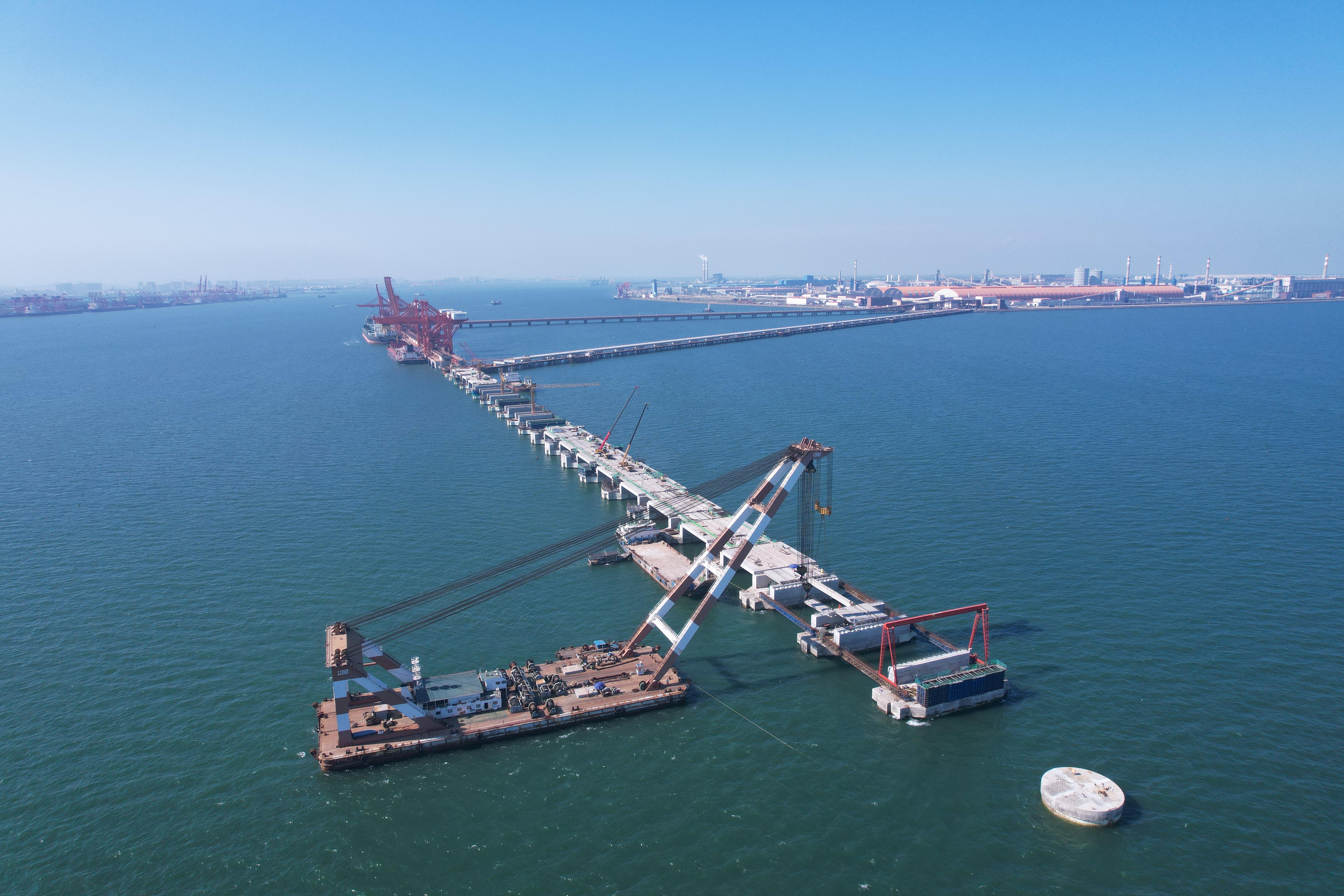 【广西】防城港企沙港区赤沙作业区1号泊位码头平台全线贯通__中国