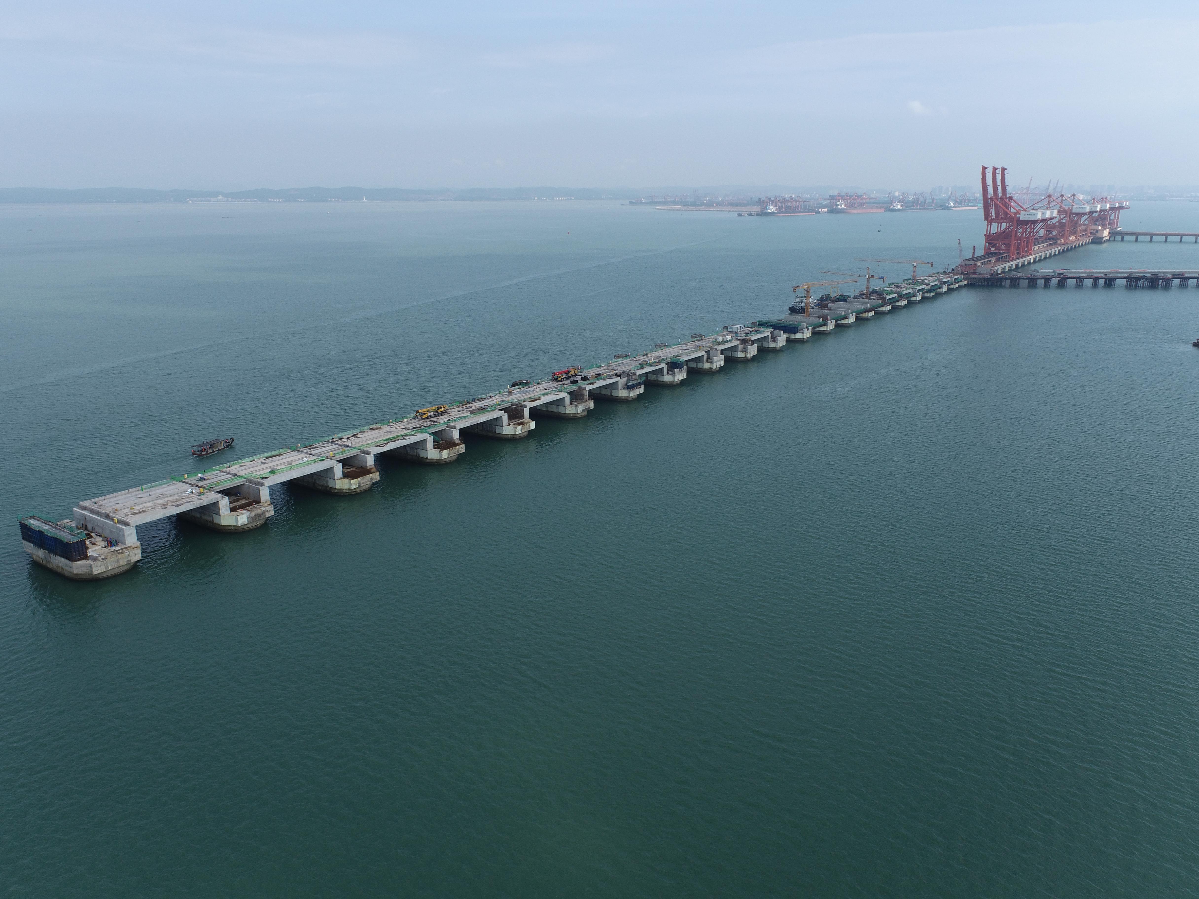 【广西】防城港企沙港区赤沙作业区1号泊位码头平台全线贯通__中国