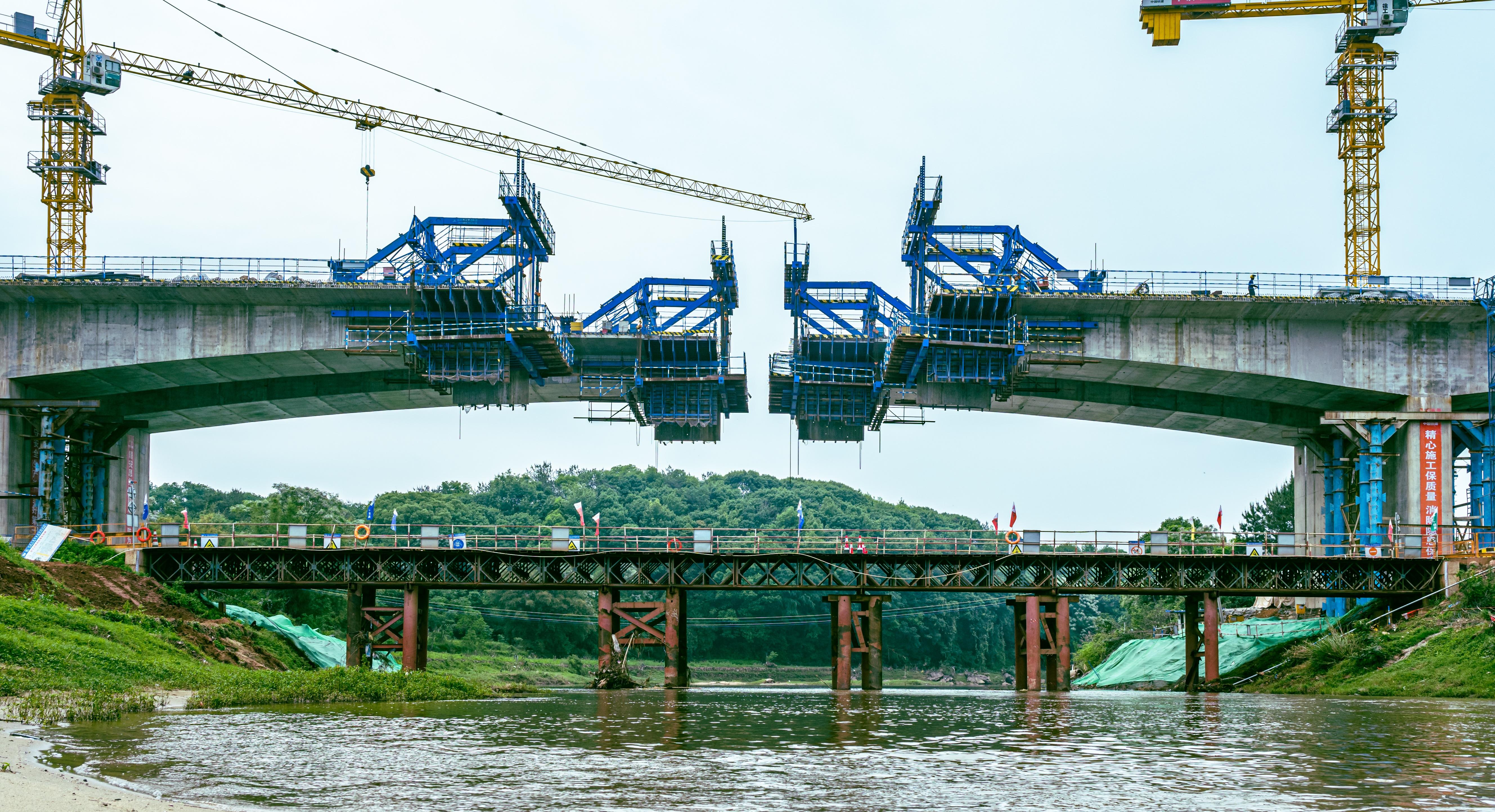 【广东】雄信高速浈江大桥双幅合龙__中国交通新闻网