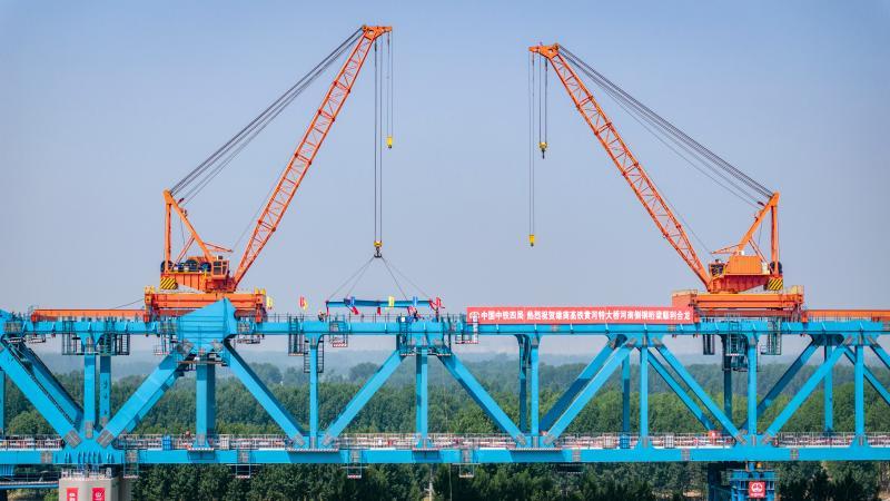 由中铁四局承建的雄商高速铁路黄河特大桥主桥河南侧顺利合龙2。刘玉才摄.jpg