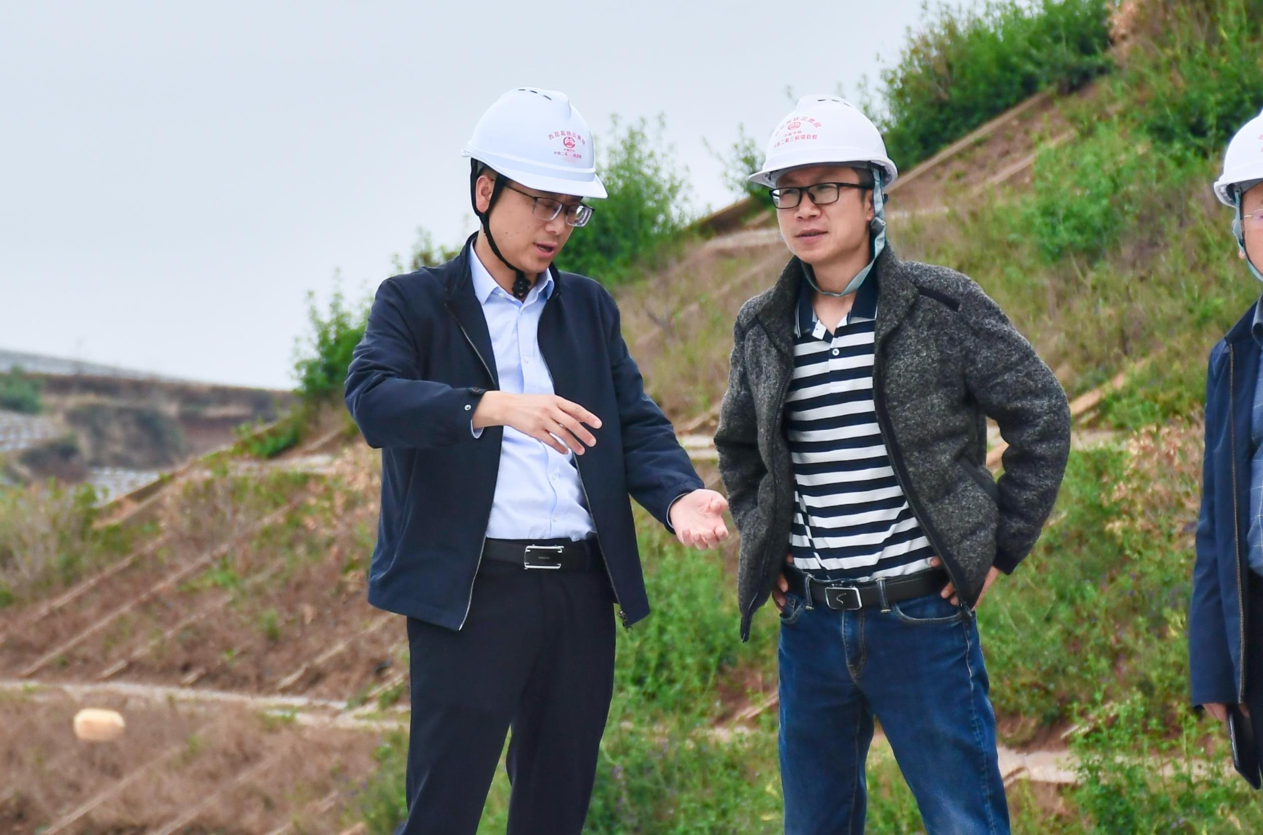 白小可在施工一线指导现场工作1.jpg