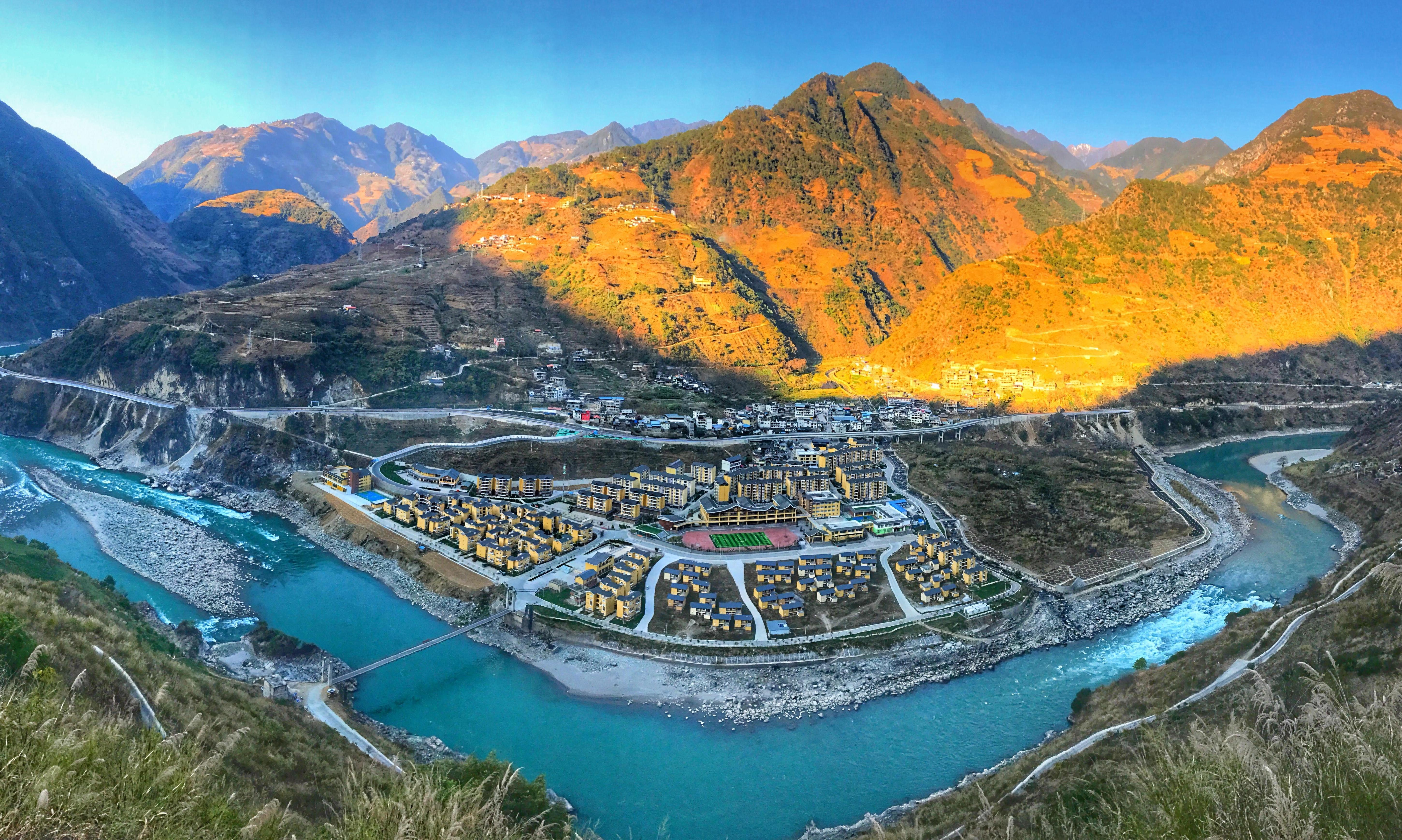 《风景如画的维拉坝易地搬迁安置点（珠海社区）》新跃华 摄影怒江州交通运输局 13988680517.jpg