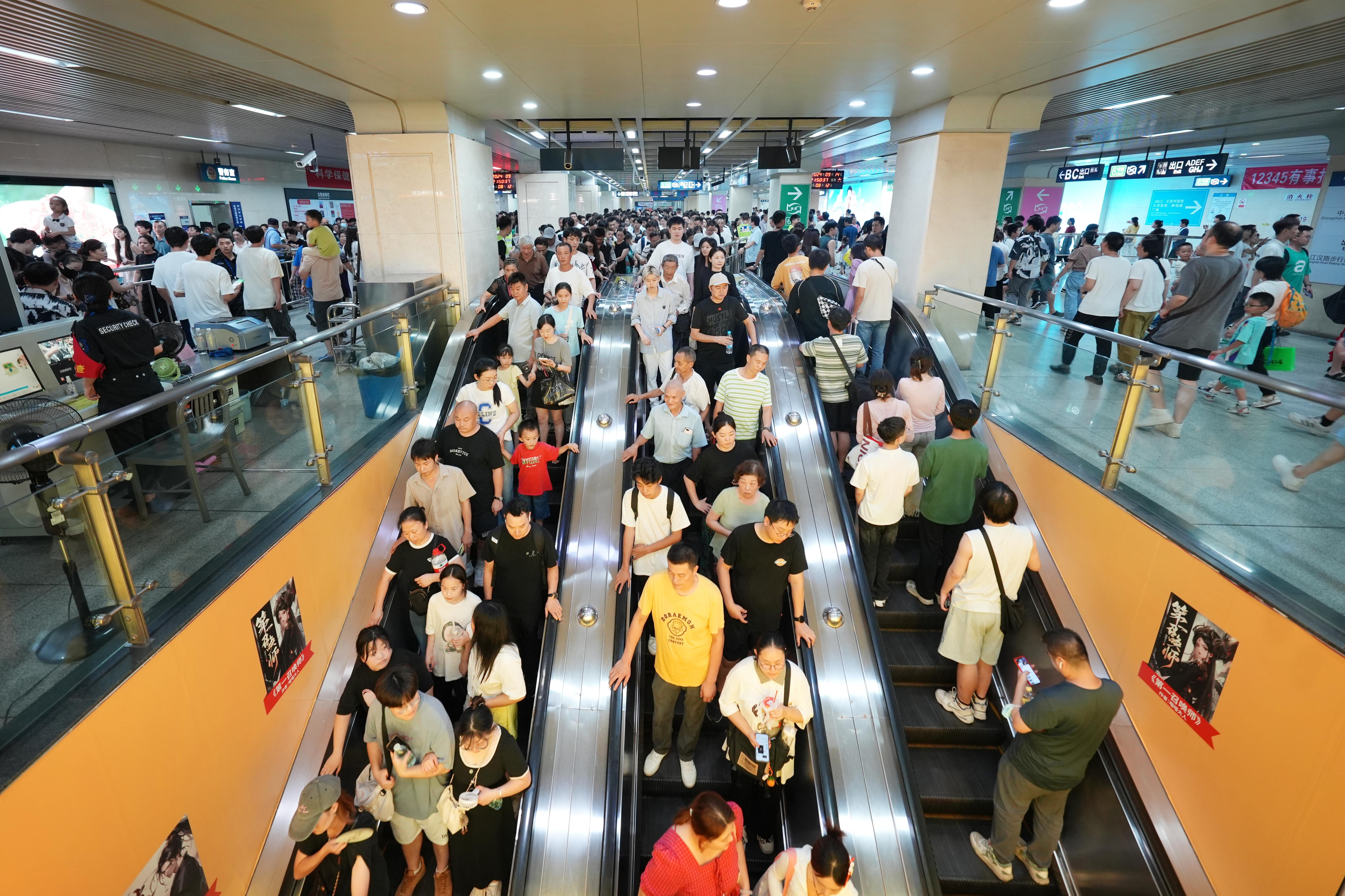14日夜晚，地铁江汉路站乘客有序通行.jpg