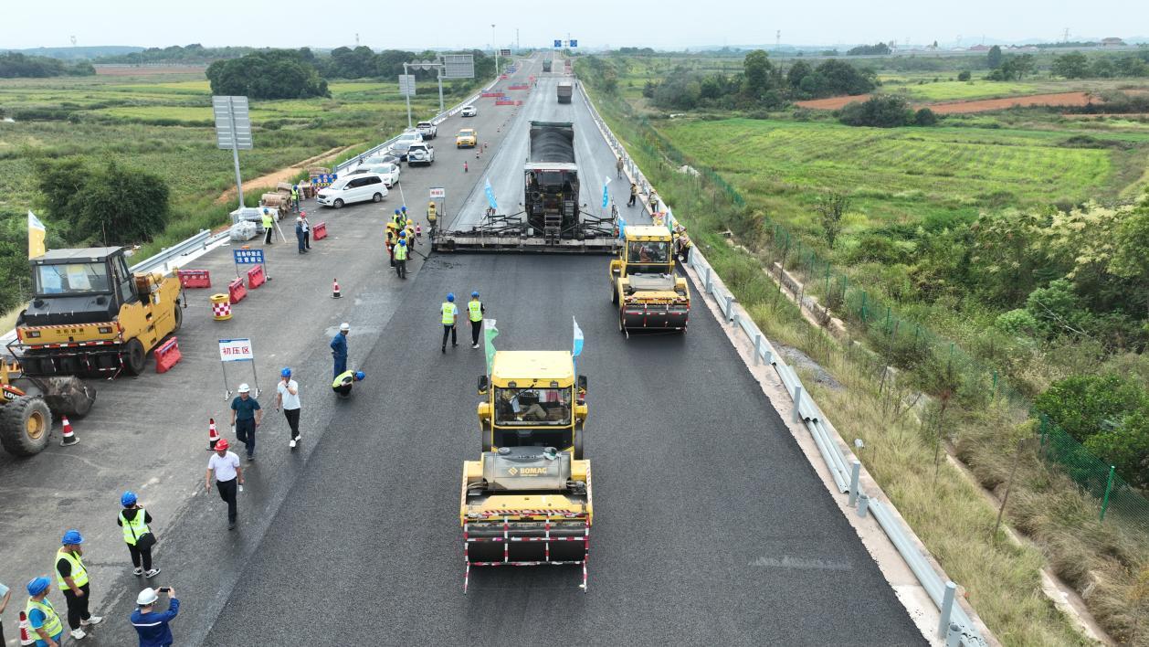 江西高速公路改扩建项目首段钢渣沥青路面试验段完成铺筑