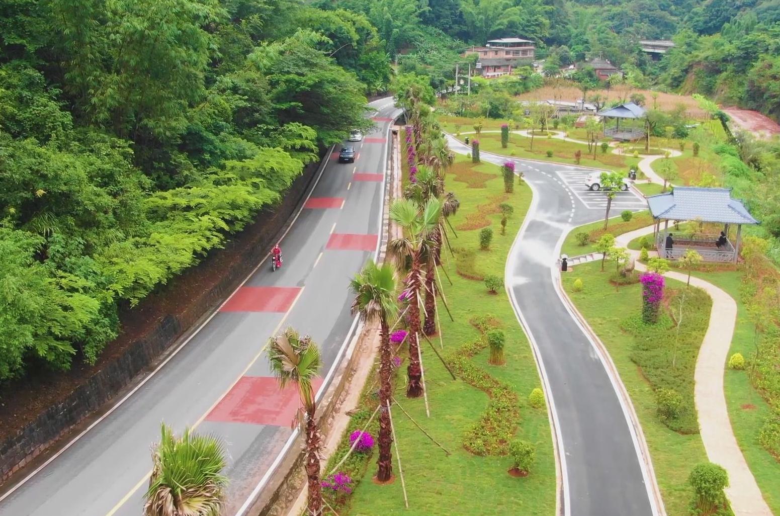 图26 国道213线K3776+200处观景台.jpg