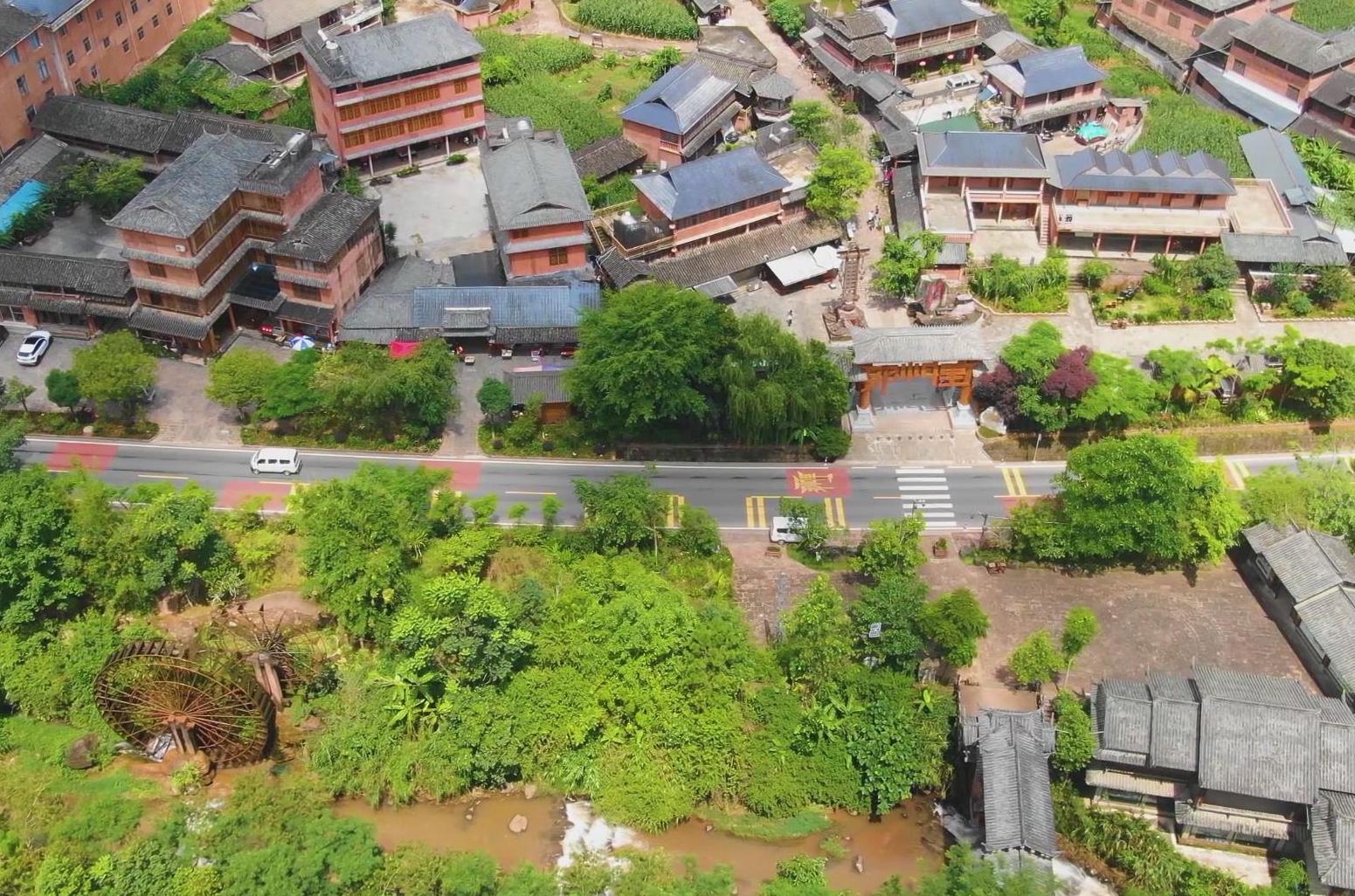 图23 那柯里特色小镇路段.jpg