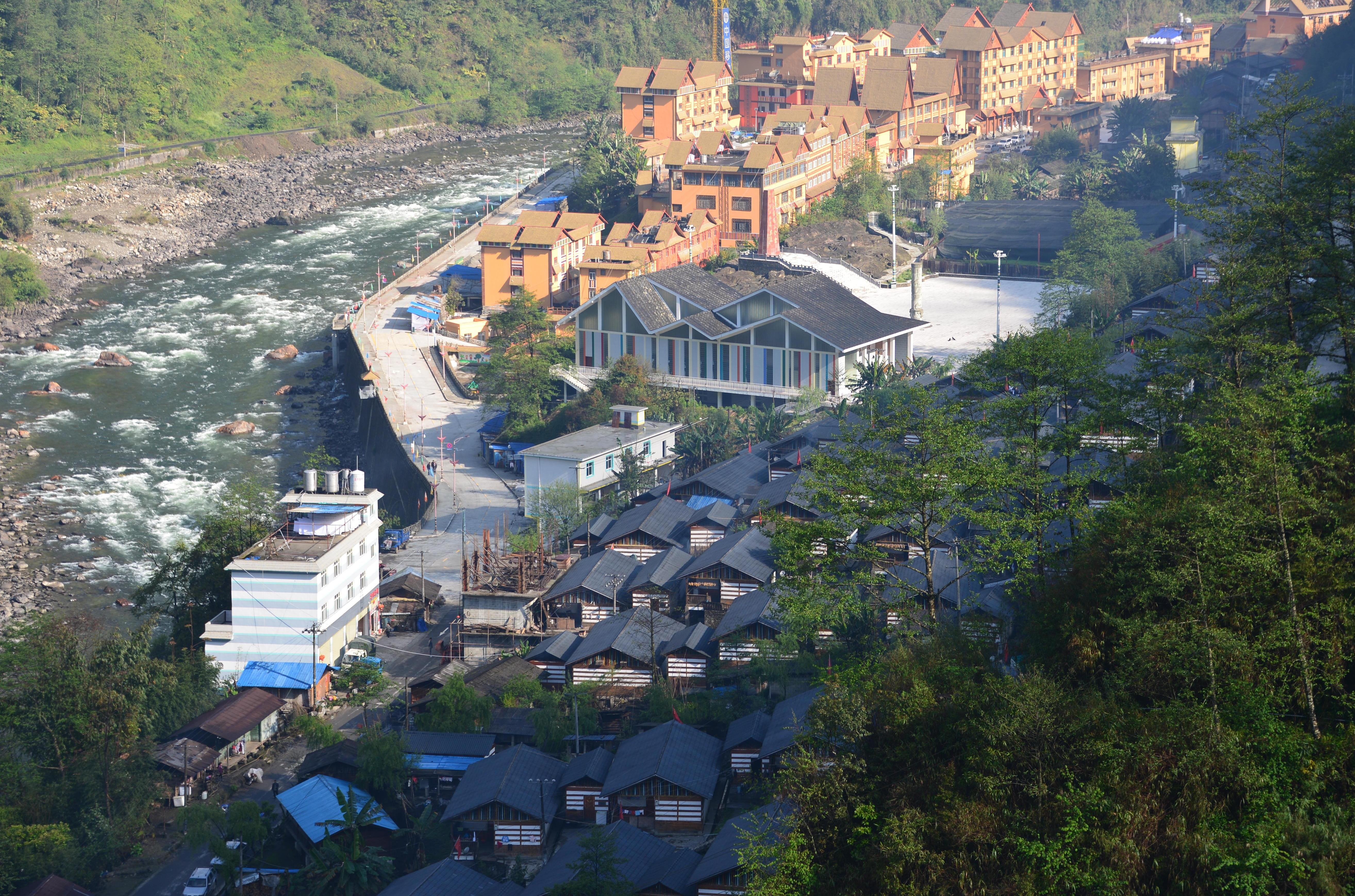 汪新晨  独龙江乡政府所在地孔当村.jpg