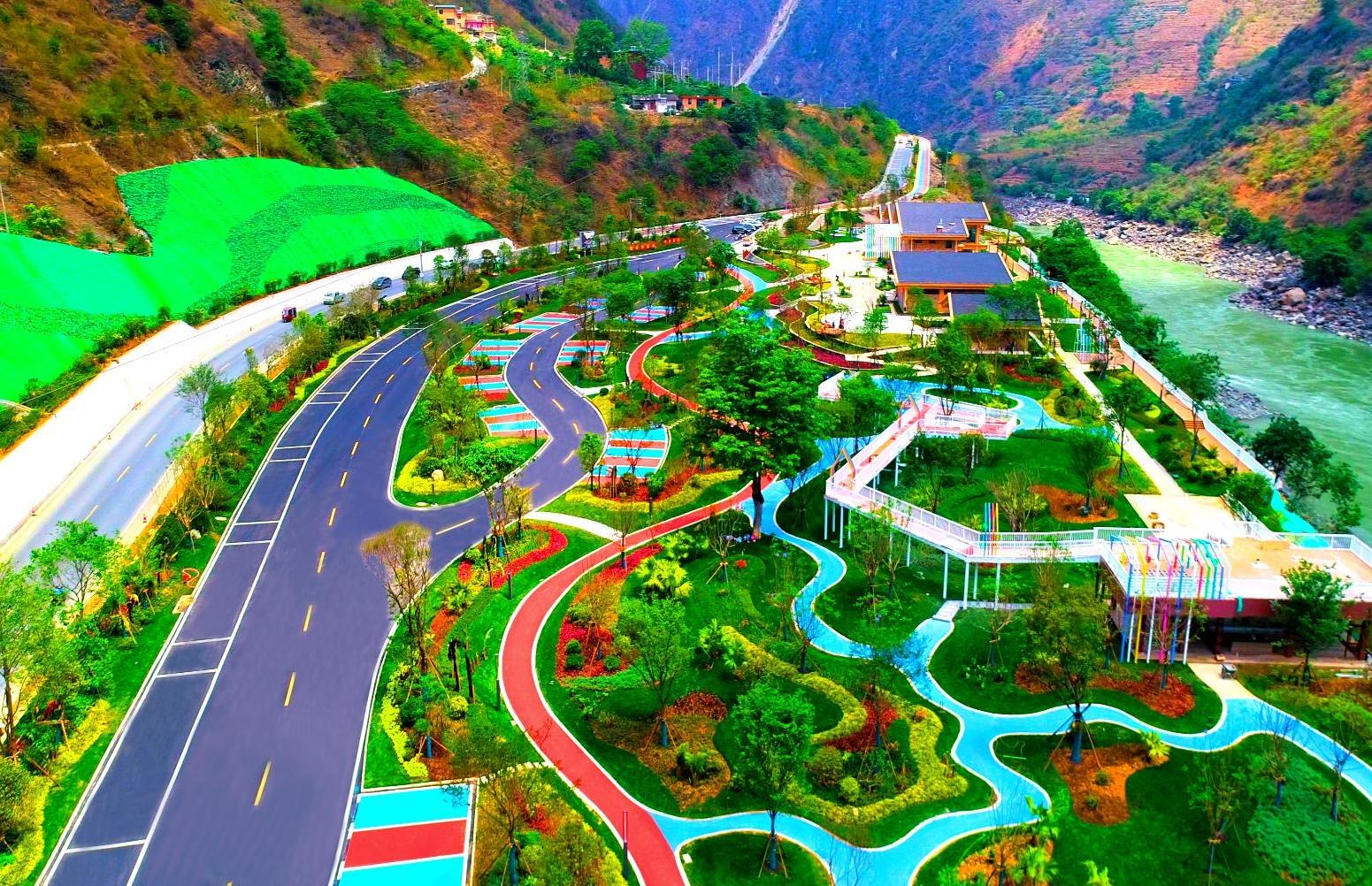 怒江美丽公路维拉坝服务区.jpg