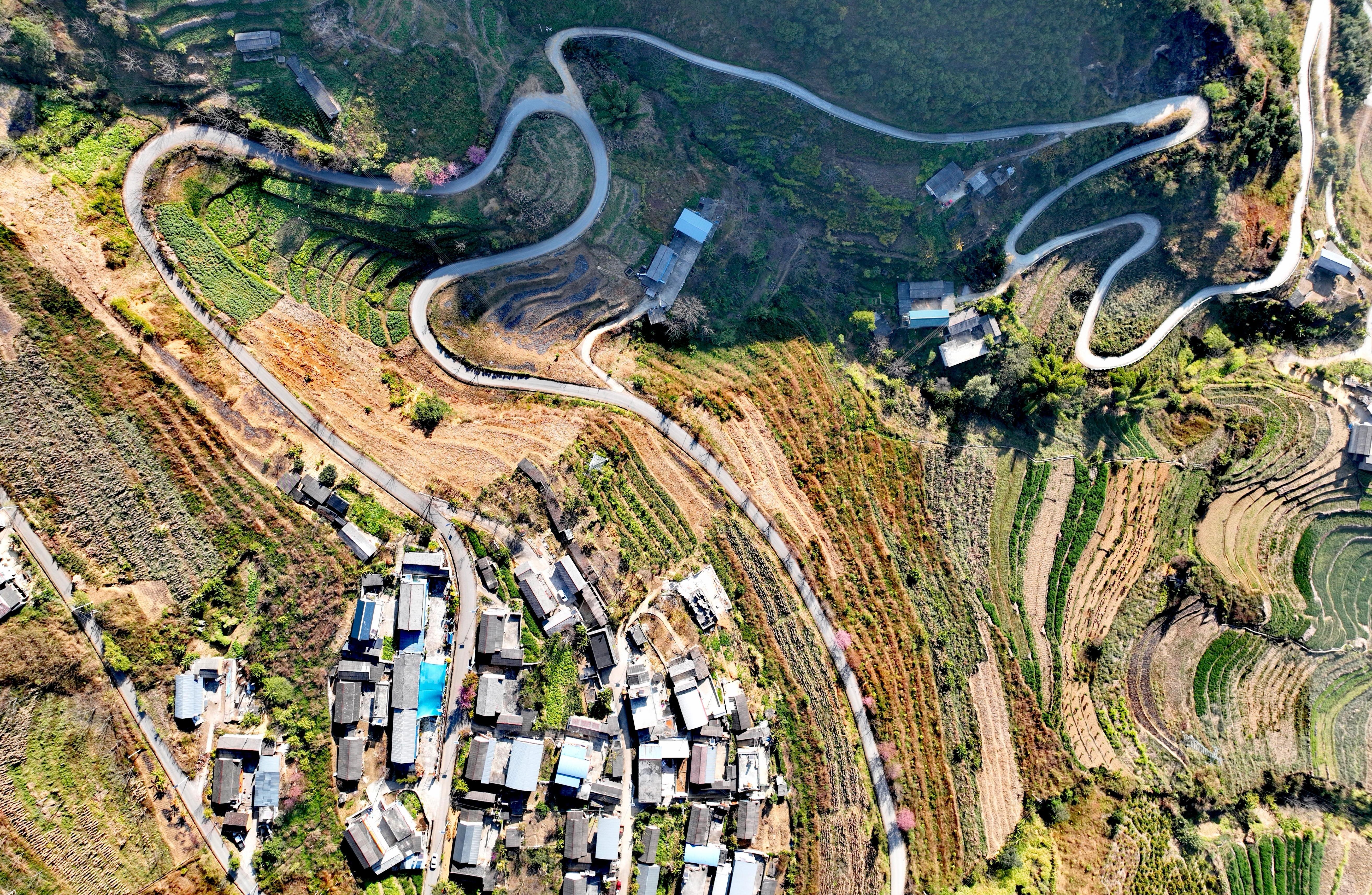 新田村通村公路之二 新跃华 摄.jpg