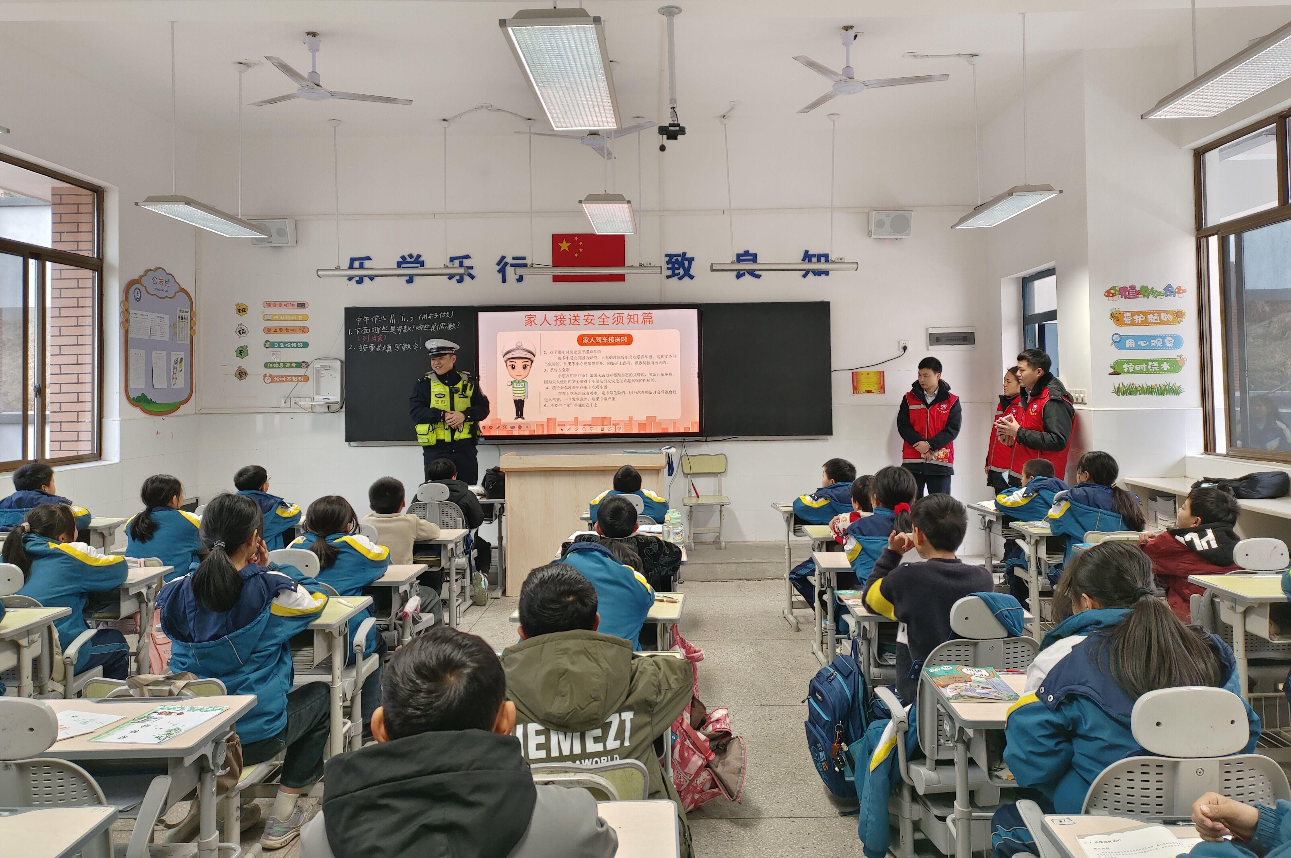 给学生上课图片.jpg