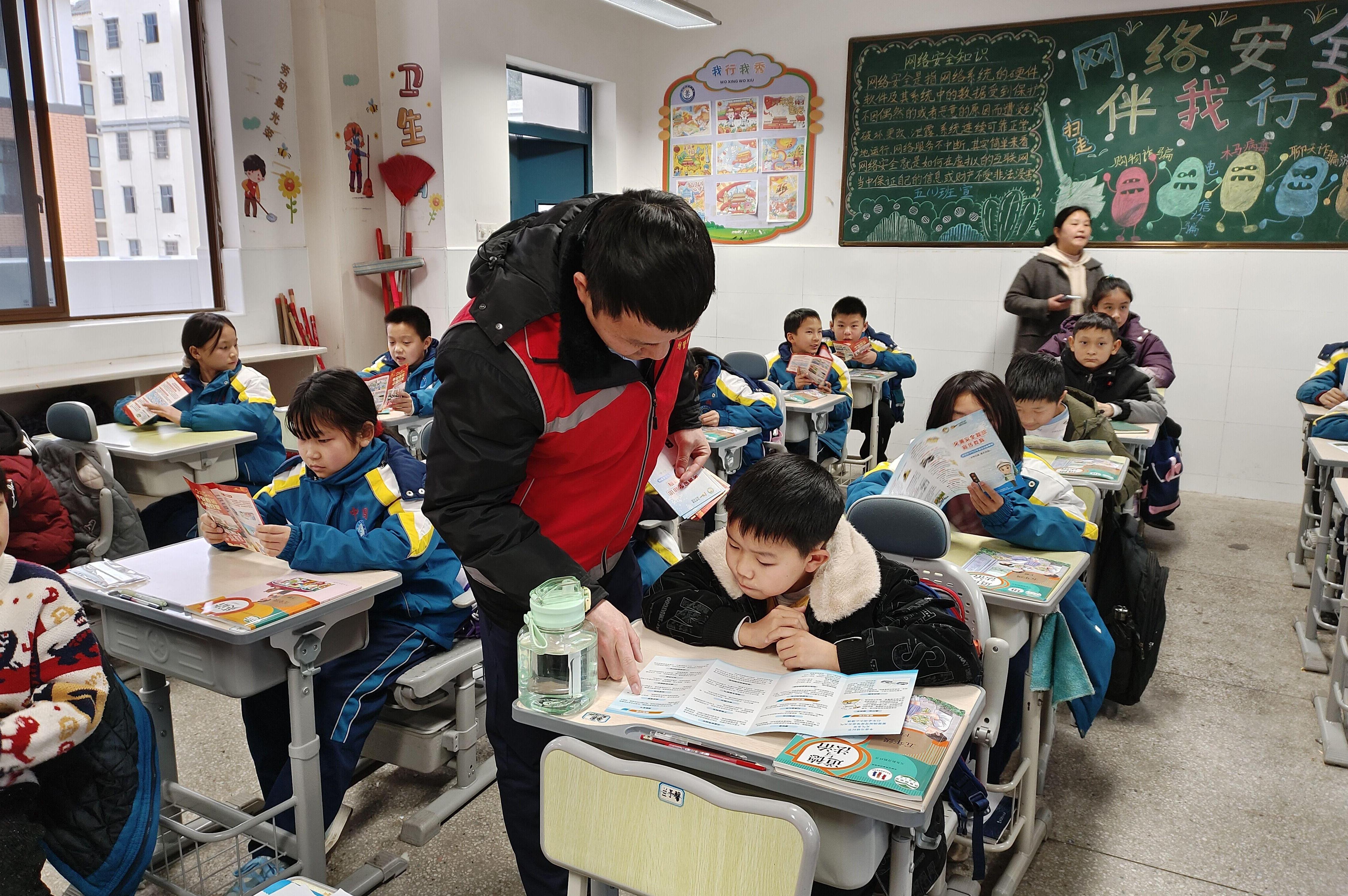 给学生发放安全宣传单图片.jpg