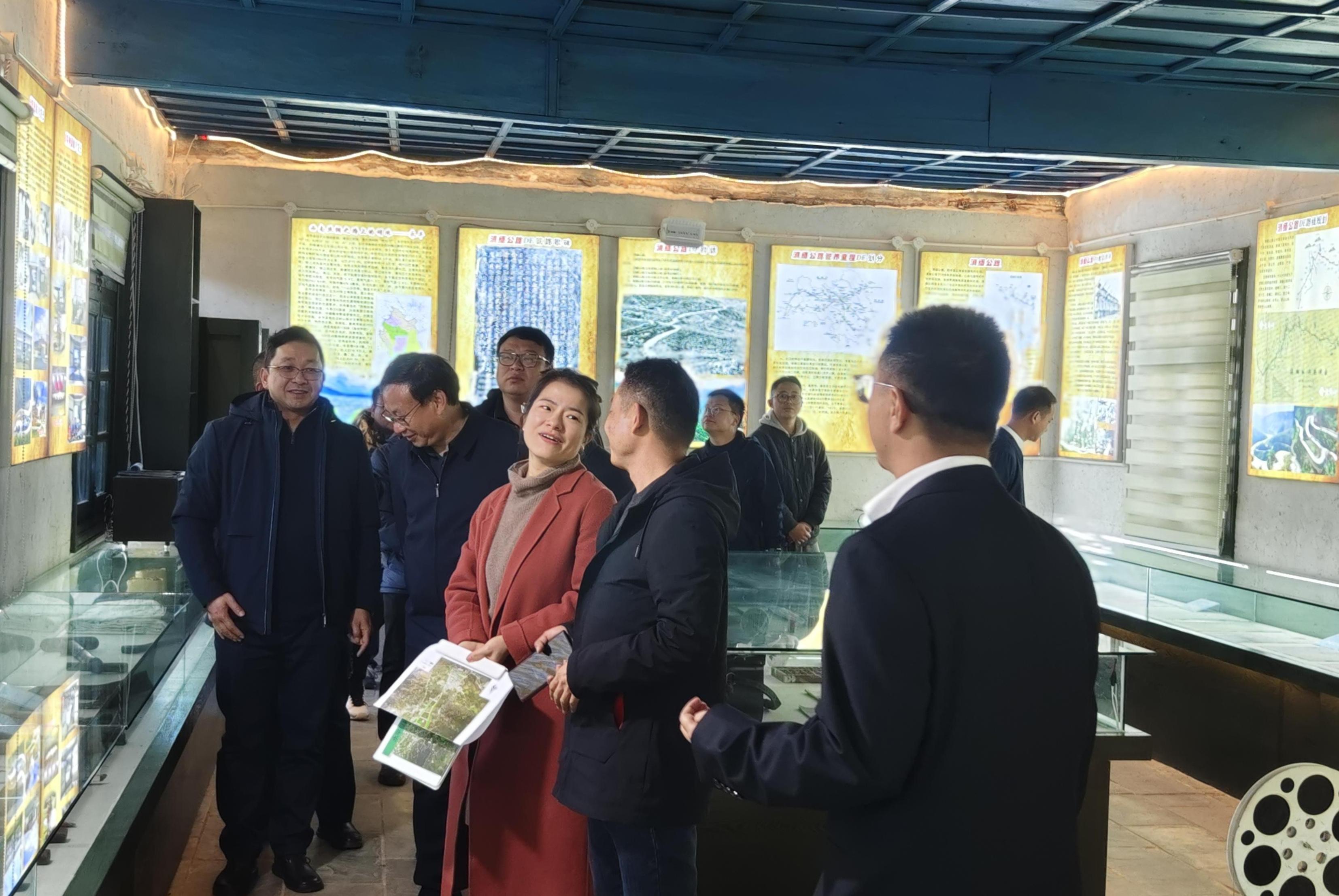 滇缅公路历史文化传承馆接待来访人员.jpg