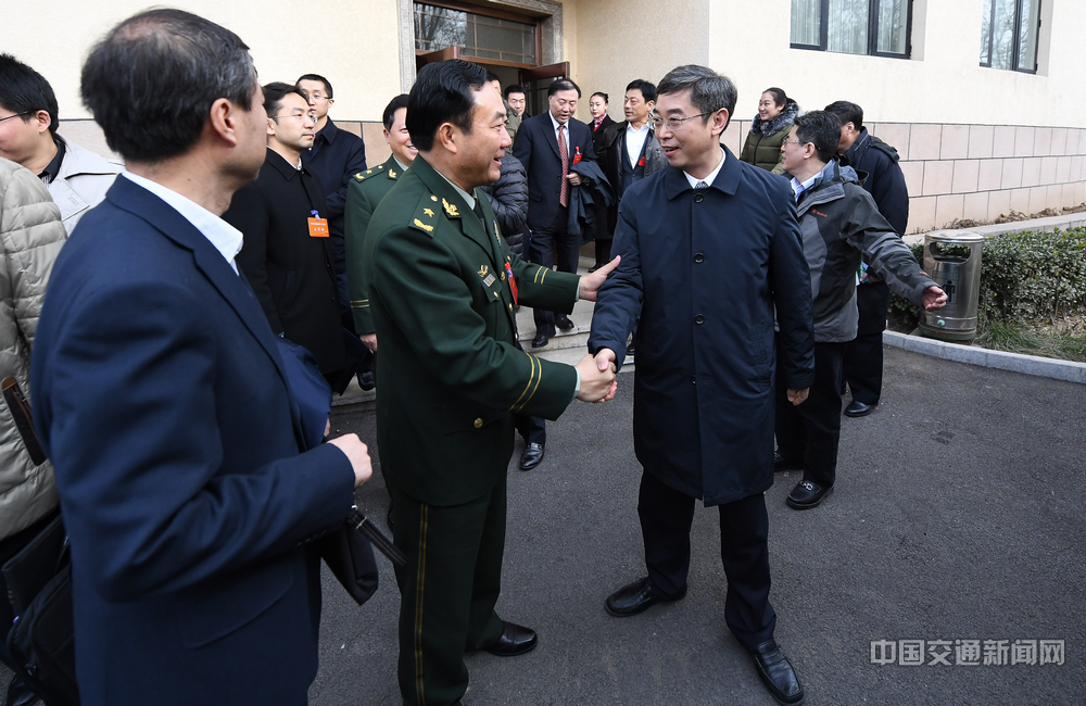 交通运输部党组成员,副部长戴东昌与武警交通部队司令员傅凌交谈