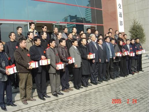 2005年，原交通部召开了中华人民共和国机动车驾驶员培训教学大纲和统编教材《安全驾驶从这里开始》发布会。.jpg