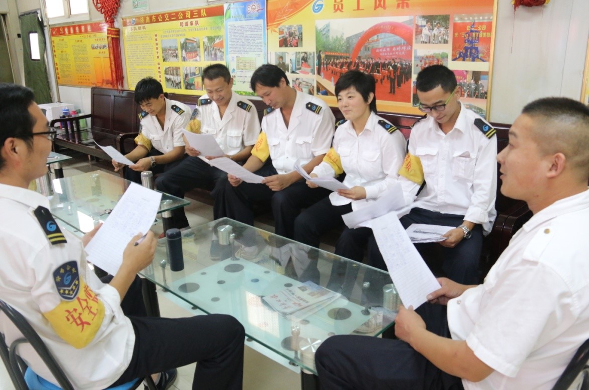公交驾驶员在讨论节能驾驶技巧。.jpg