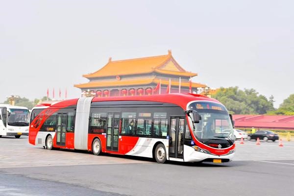 “中国红”纯电动公交车。.jpg