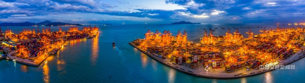 邓飞18682128209《大湾区物流新枢纽》2020年9月27日，灯火辉煌的蛇口港与赤湾港之夜。.jpg