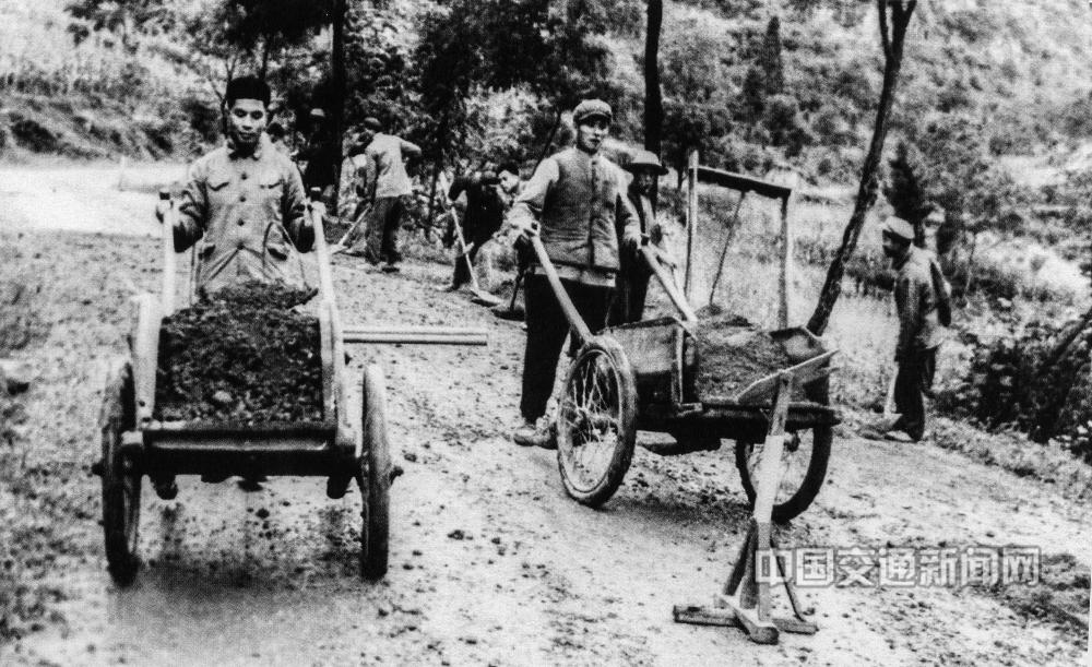 1、上世纪80年代，贵州省凯里公路段职工用手推车在养护泥结石路面。陈沛亮摄13985292970.jpg