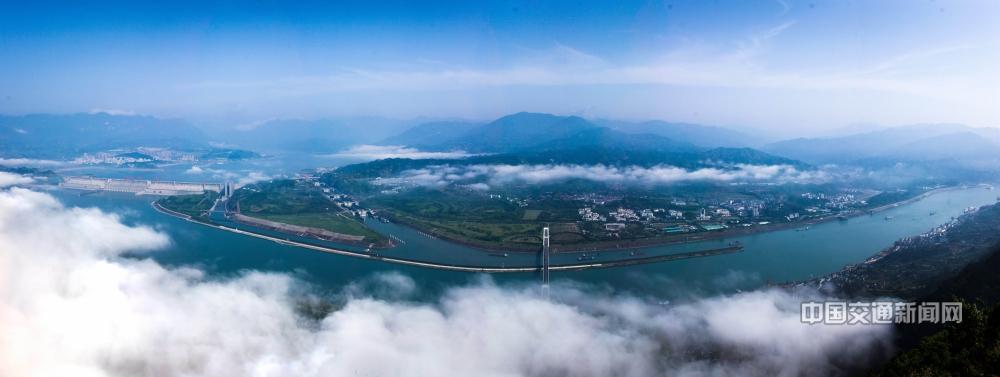 1.(交通成就类)三峡两坝通航使长江黄金水道大提速;望作信13872695206.jpg