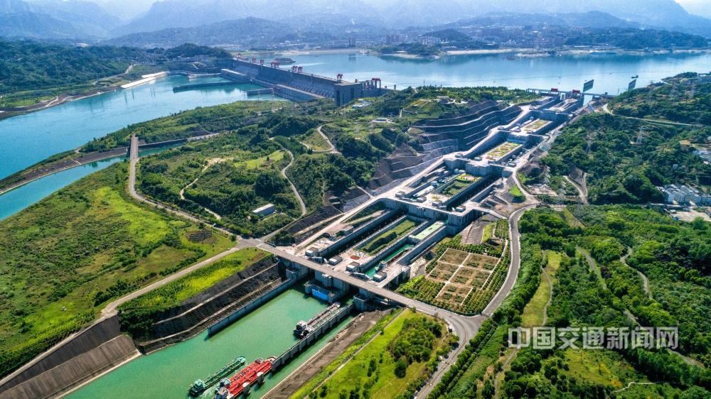 4..(交通成就类)三峡两坝通航使长江黄金水道大提速;望作信13872695206.jpg