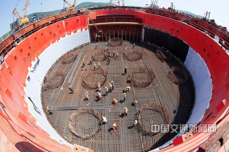 罗京新13915925072《海上“工匠”天堑架飞虹》航拍平潭海峡公铁两用大桥大小练水道桥S03主塔墩围堰施工.jpg
