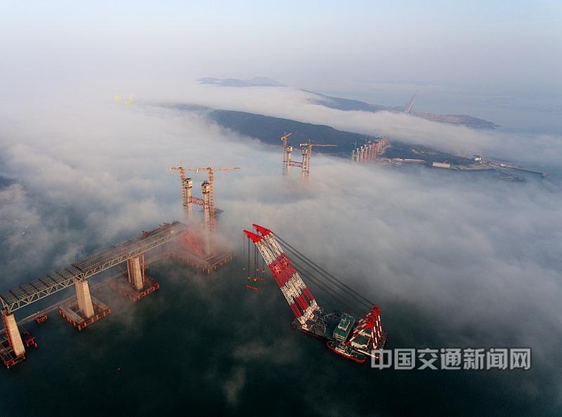 罗京新13915925072《海上“工匠”天堑架飞虹》航拍平潭海峡公铁两用大桥小练岛至福州长乐段.jpg