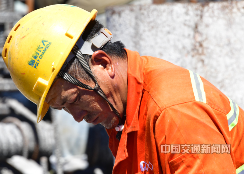 沈卫东13925048163《湾区工匠》深中通道超级工程海上施工现场，炎热酷暑，工人师傅大汗淋漓在深中通道西主塔上工作.png