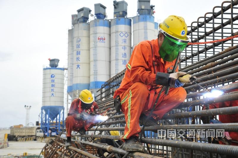 沈卫东13925048163《湾区工匠》深中通道超级工程海上施工现场，工人在焊接西锚碇地连墙T型钢筋笼.jpg