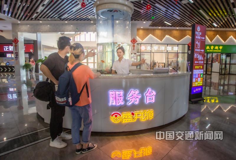 孙民恩13767066026《提质服务 畅行无忧3》江西高速公路永修服务区，工作人员热情为顾客服务.jpg
