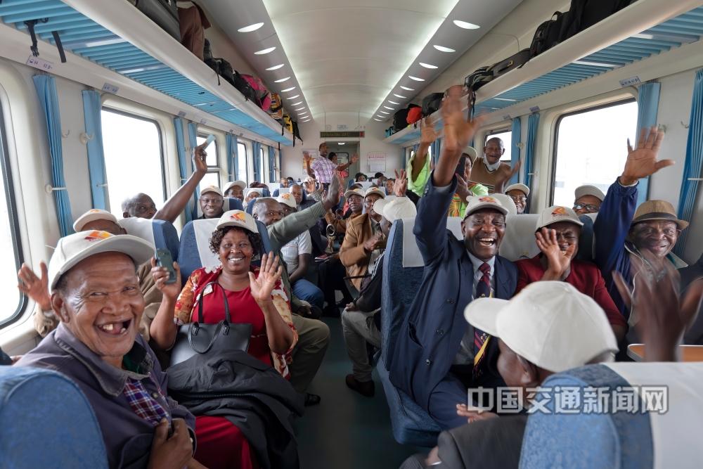 5.团队旅客体验舒适快捷的蒙内铁路列车，兴奋之情溢于言表。.jpg
