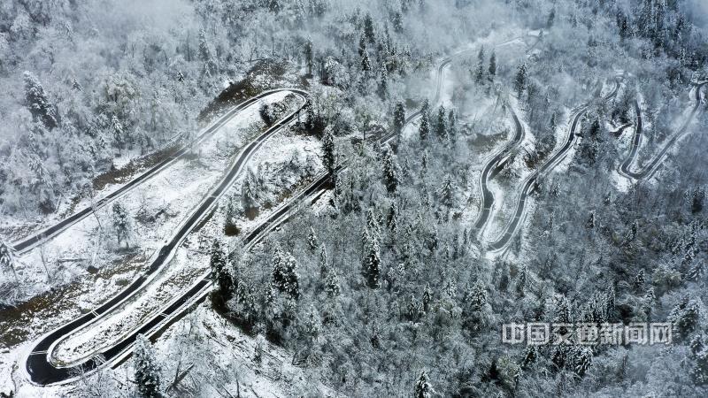 胡耀文18583236733《冰雪魅力》四川阿坝州黑水县境三奥雪山路.jpg