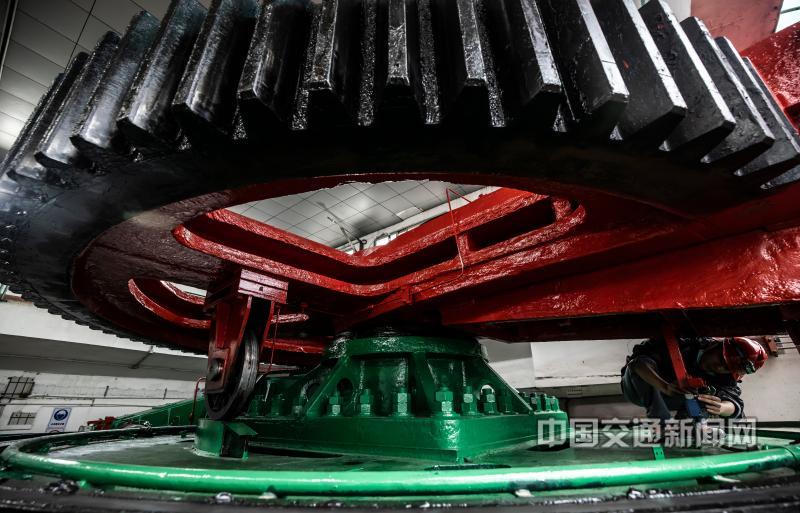 船闸大修组图3-葛洲坝2号船闸运行40年，年复一年的精心保养使得设备完好如初.jpg