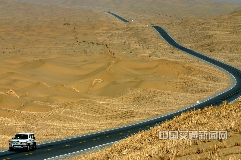3、蛟龙卧沙—— S214 塔中至且末沙漠公路。.jpg