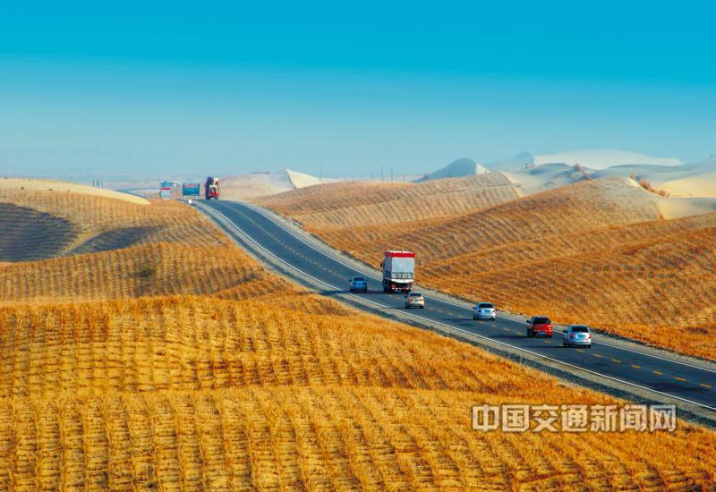 2、 好似麦浪——G217阿拉尔至和田沙漠公路防沙工程。.jpg