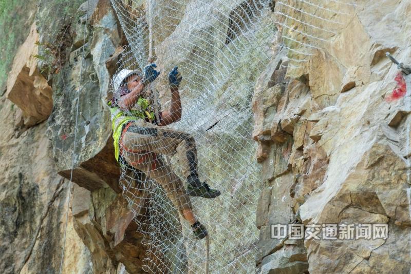 《公路蜘蛛侠》（组照8-8）+王耿+13907204134+湖北省宜昌市城东大道40号宜昌市公路建设养护中心.jpg