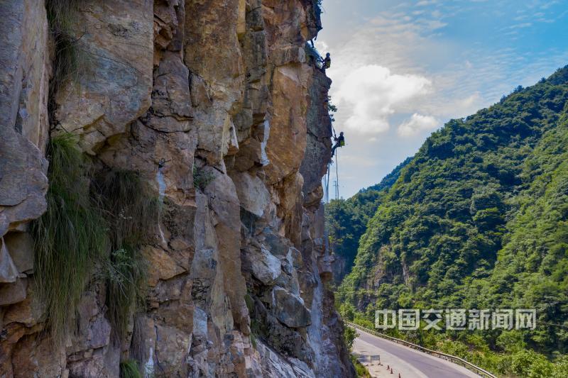 《公路蜘蛛侠》（组照8-7）+王耿+13907204134+湖北省宜昌市城东大道40号宜昌市公路建设养护中心.jpg