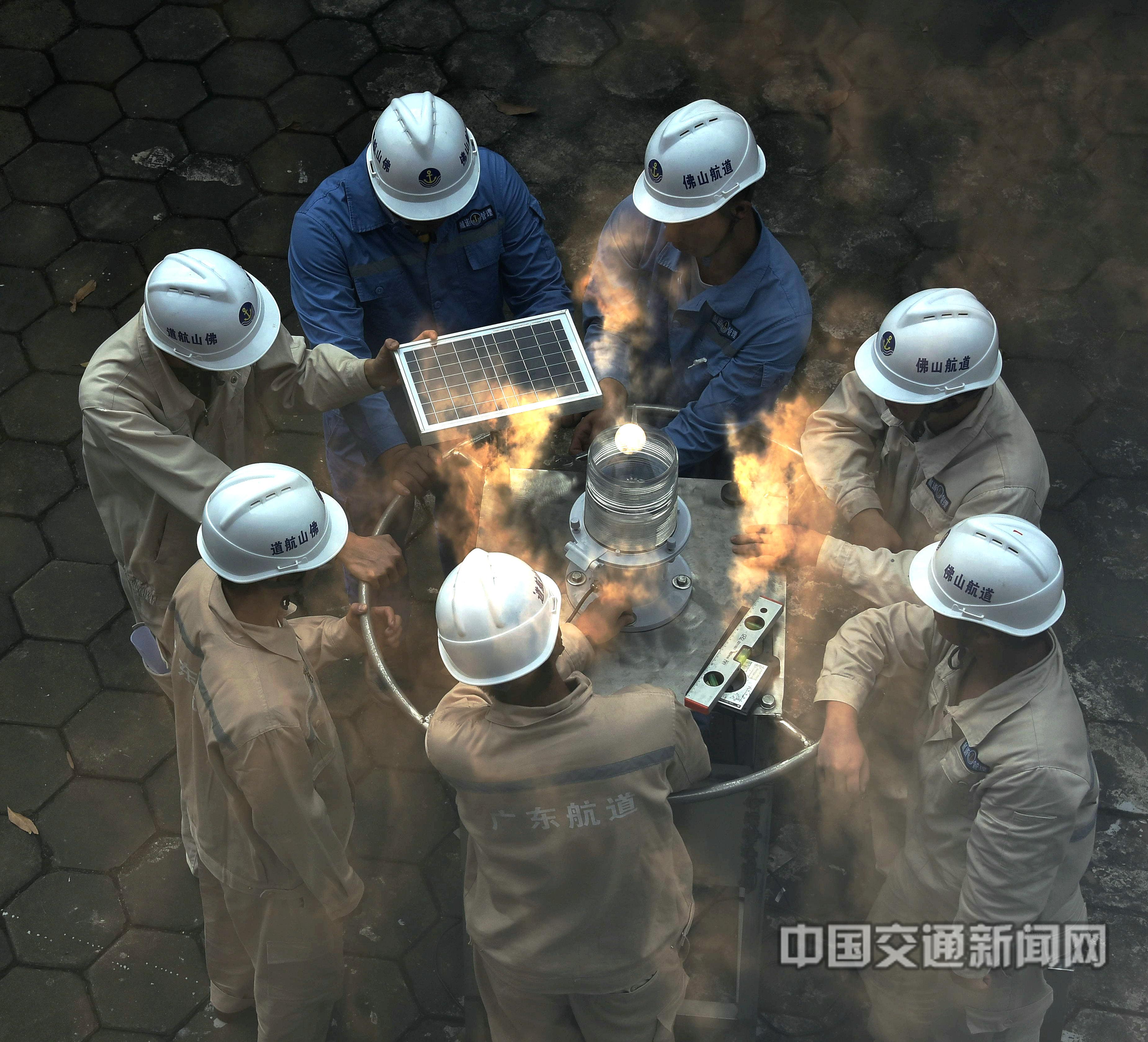 黄星焯13923120423《咱们的航道人》2015年4月30日，顺德航标与测绘所职工对辖区航道6号塔标进行维护保养。.jpg