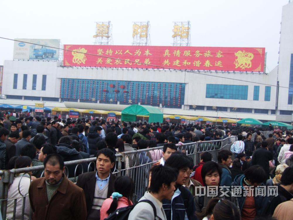 陆应果13818060268《阜阳民工潮变化》1.阜阳民工潮涌。2006年春运，阜阳站前广场排队购的民工旅客人如潮涌。.jpg