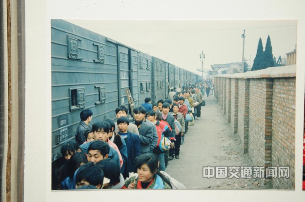 陆应果13818060268《阜阳民工潮变化》1. 1970年阜阳站旅客乘座棚车出行.jpg