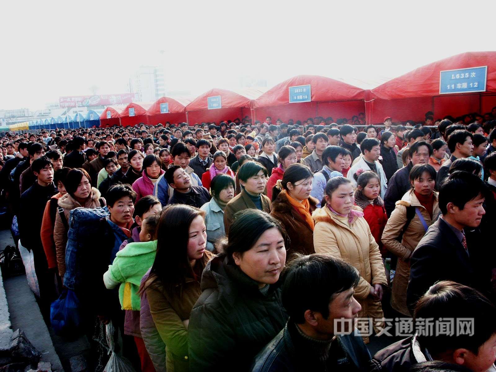 陆应果13818060268《阜阳民工潮变化》5.2003年阜阳春运民工等待出发.jpg
