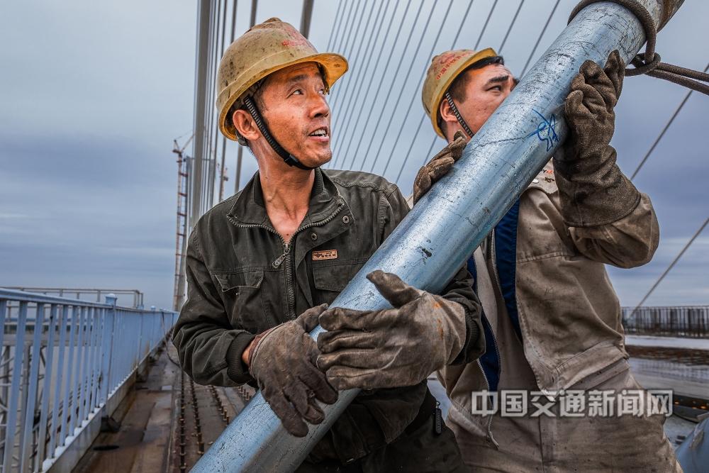 黄茹137552680233《建设家乡的大桥》在建中的九江鳊鱼洲长江大桥工程是安九铁路的关键控制性工程，桥上加油干活的工人.jpg