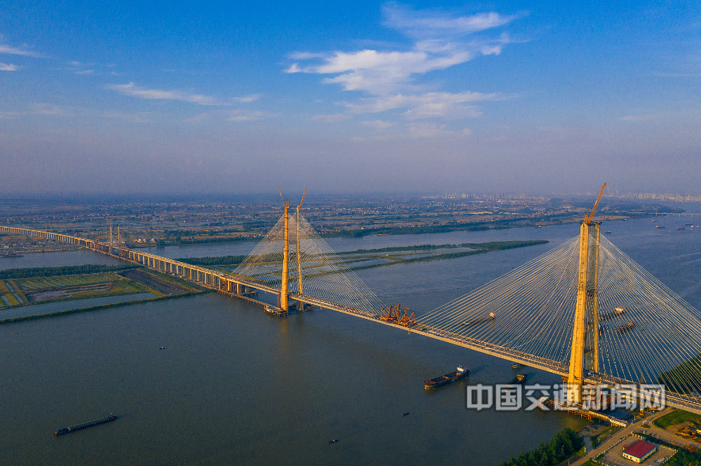 黄茹137552680233《建设家乡的大桥》在建中的九江鳊鱼洲长江大桥工程是安九铁路的关键控制性工程，合龙后的大桥.png