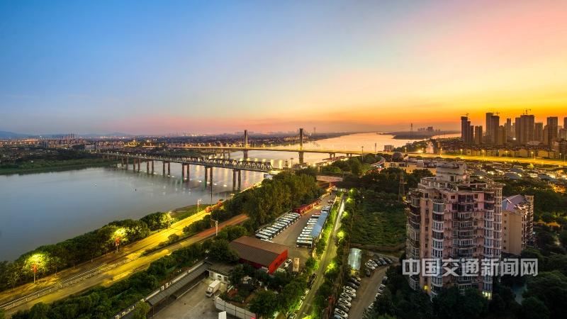 江静敏18079176137《新能源时代正在到来4》江西南昌公交停车场的充电桩和停放整齐的纯电公交车.jpg