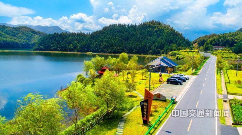 李清泉13979558068《小驿站，大服务》宜春市公路管理局在全市普通国省公路沿线新建改建综合服务区、驿站、停车区、观景台、休息区3--G353靖安楼前停车区.jpg
