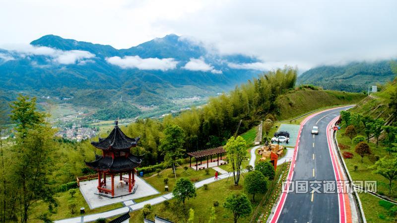 李清泉13979558068《小驿站，大服务》宜春市公路管理局在全市普通国省公路沿线新建改建综合服务区、驿站、停车区、观景台、休息区4--S311明月山黄芽岭停车区.jpg