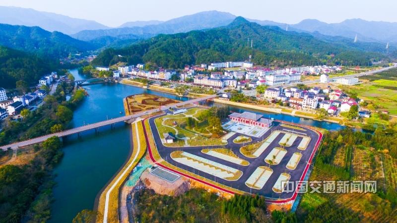 李清泉13979558068《小驿站，大服务》宜春市公路管理局在全市普通国省公路沿线新建改建综合服务区、驿站、停车区、观景台、休息区2--S218靖安宝峰驿站.jpg