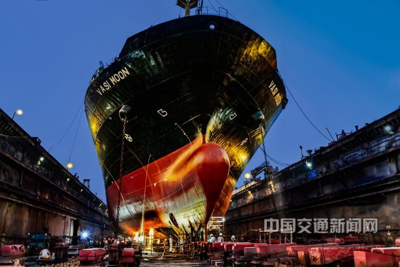 4、热火朝天的广东中远海运重工船厂（组图4）--会战船坞.jpg
