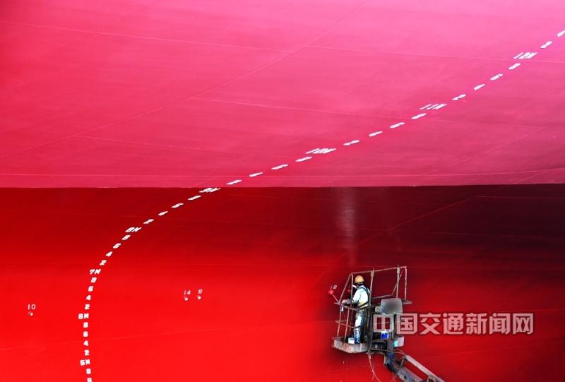 3、热火朝天的广东中远海运重工船厂（组图）--涂画标识.jpg